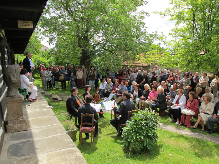 Publikum pořadů na zahradě statku - vernisáž výstavy Olbrama Zoubka, s osobní účastí sochaře (30. června 2013)